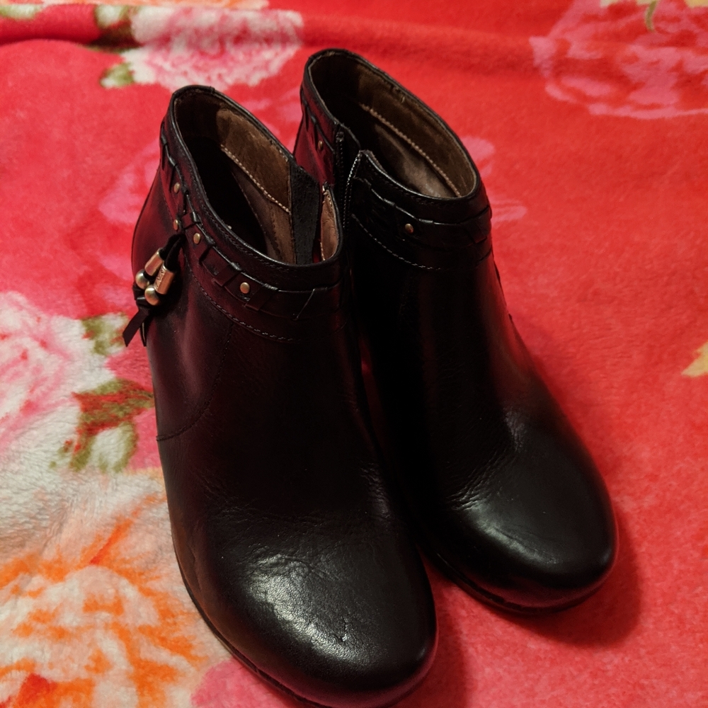 New w/o box Dansko Black leather Booties Sz 37